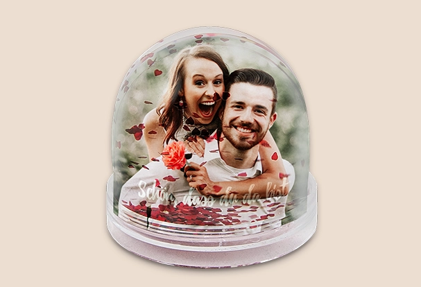 Schneekugel mit Hochzeitsfoto, mit Schneeflocken, Herzen oder Glitzer Die Schneekugel mit roten Herzen und Paar-Foto ist ein romantisches personalisiertes Hochzeitsgeschenk mit Erinnerungswert.