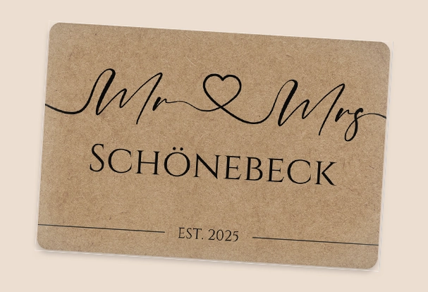 Personalisierte Fußmatte mit rutschfester Unterseite, 60 x 40 cm Braune Fußmatte als Fotogeschenk zur Hochzeit. mit Text 'Mr Mrs SCHÖNEBECK EST. 2025', dekorativ verbunden durch eine Herzlinie