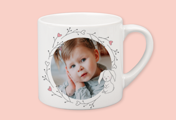 Kindertasse als Ostergeschenk mit eigenem Foto & Namen, 150 ml Personalisierte Ostergeschenke: Eine süße Kindertasse mit eigenem Foto und Osterhasen-Design für besondere Momente gestalten.