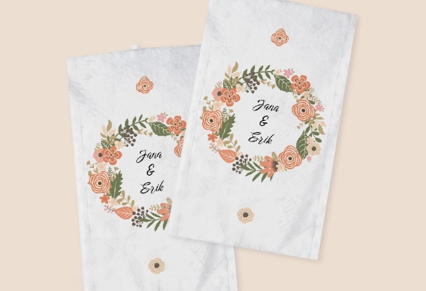 Handtücher mit Namen als personalisierte Hochzeitsgeschenke Personalisierte Handtücher mit Namen und floralem Design als kreative Geschenkideen zur Hochzeit – praktisch und dekorativ.