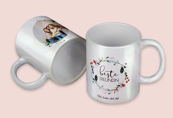 Schimmernde Perlmutt-Tasse mit Foto und Text, kreative Desings Weiße schimmernde Perlmutt-Tasse mit Foto von drei Freundinnen und dem Text „Beste Freundin – Wir haben dich lieb.