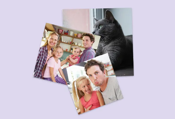Fotocollage Familie mit quadratischen Fotos gestalten Jetzt Fotogeschenk Familie selbst basteln. Alles, was ihr braucht, sind quadratische Fotos, eine Schnur und Klammern. Wir belichten eure Fotos auf echtem Fotopapier in hoher Qualität.