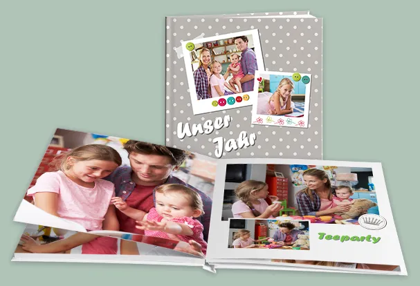 Fotocollage Familie im Hardcover-Fotobuch, Fotobuch mit Layflat Selbstgemachtes Fotogeschenk Familie in der ROSSMANN Fotowelt ausbelichten lassen. Gestaltet jetzt ein Premium Hardcover Fotobuch mit Layflat Bindung.