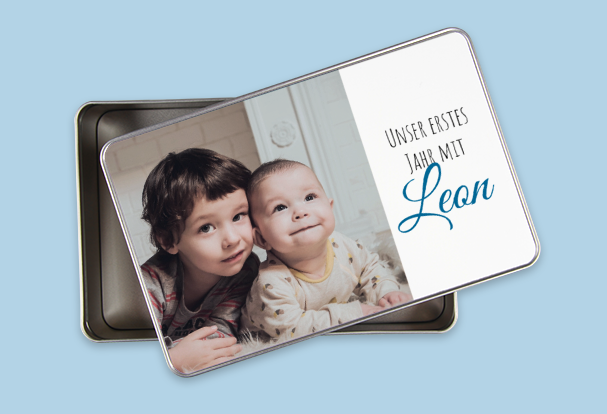 Erinnerungsdose mit Foto und Wunschtext personalisiert Die Dose mit Kinderfoto und Aufschrift bewahrt für euch als personalisiertes Geschenk zur Geburt erste kleine Schätze auf.