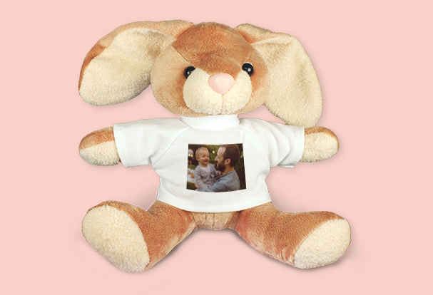 Kuschelhase mit Foto, verschiedene Plüschtiere wählbar Ein hellbrauner Plüschhase mit weißem T-Shirt, bedruckt mit einem Vater-Sohn-Bild als liebevolles Fotogeschenk zu Ostern.