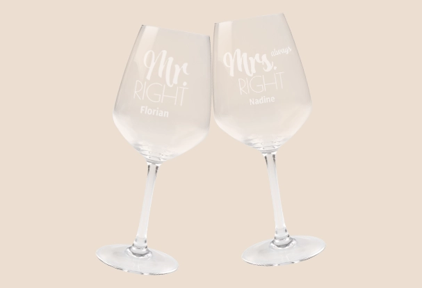 Gravierte Weingläser zur Hochzeit verschenken Zwei stilvolle Weingläser mit edler ‚Mr. Und Mrs. Right‘ und Namens-Gravur als romantische Fotogeschenke Hochzeit.