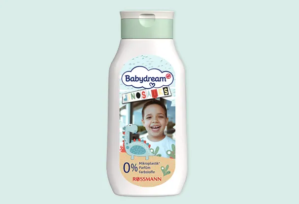 Babydream Bad & Shampoo, personalisiert mit Foto und Design Weiße Babydream Bad & Shampoo Flasche mit grünem Deckel, Kinderfoto und niedlichem Dinosauriermotiv auf der Vorderseite.