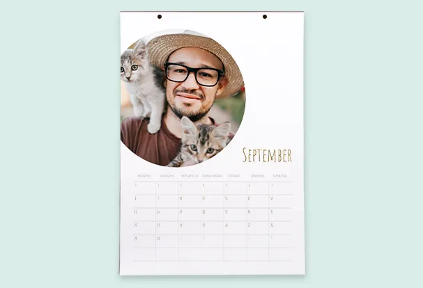 Nachfüllpack für Wandkalender mit Holzleiste, mit Foto Personalisierter Wandkalender mit großem, kreisförmigem Foto auf jedem Blatt und Monatsübersicht darunter.