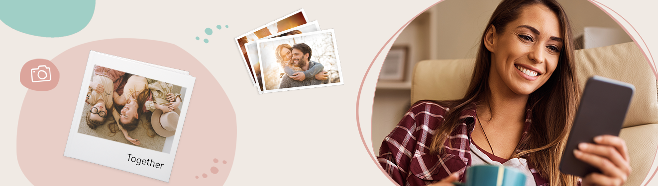 Fotobuch am Handy einfach erstellen Junge Frau nutzt die Fotowelt-App auf ihrem Handy, um ein Fotobuch zu erstellen. Daneben sind Beispiel-Fotos sichtbar.