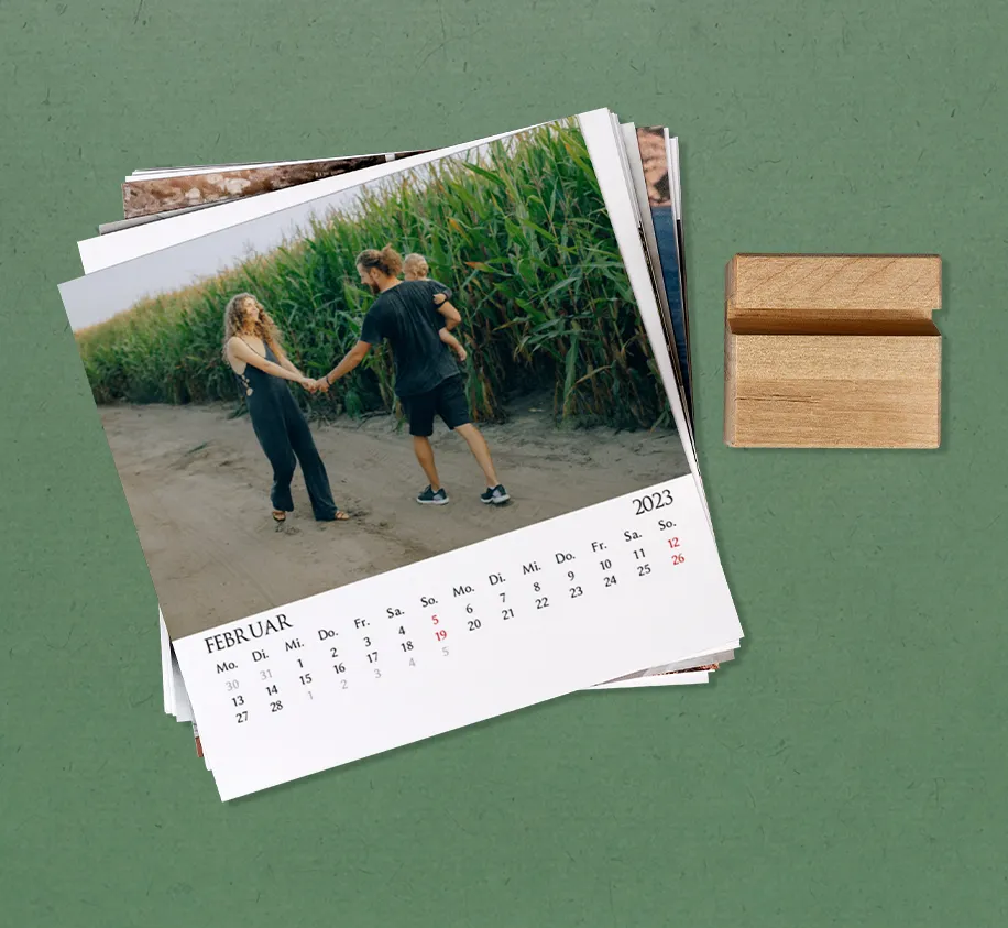 Nachhaltiges Geschenk, Kalender mit Holzfuß, tolle Deko Viele nachhaltige Geschenkideen findet ihr in der ROSSMANN Fotowelt. Gestaltet einen umweltschonenden Fotokalender mit Holzfuß für eure Lieblingsmenschen.