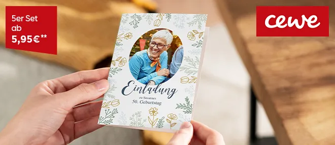 Individuelle Grußkarten für jeden Anlass Unterschiedliche Grußkarten auf einem Tisch mit natürlichem Licht und dekorativer Umgebung.