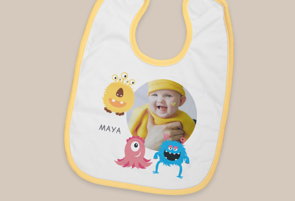 Babygeschenke personalisiert, Lätzchen mit Foto, Text & Design Dieses individuell gestaltete Lätzchen mit Monster-Motiven, Babyfoto und Namen schützt vor kleinen Kleckereien.