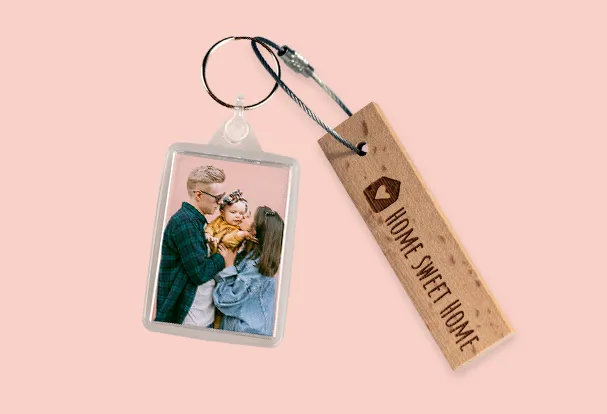 Schlüsselanhänger mit Foto, aus Acryl oder Holz Persönliche Geschenke zu Ostern: Schlüsselanhänger mit einem Foto und gravierter Holzanhänger für besondere Überraschungen.