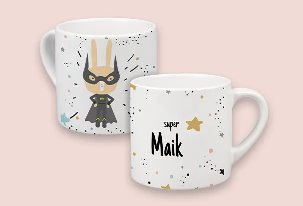 Kindertasse mit Namen, individuelle Designs Weiße Kindertasse mit fantasievollem Superhelden-Hasenmotiv und Namen „Maik“ in einem farbenfrohen Design.