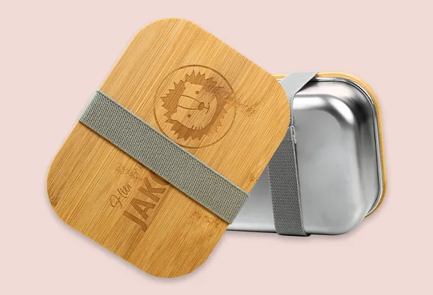Lunchbox mit graviertem Bambusdeckel, Designvorlagen Lunchbox aus Edelstahl mit Bambusdeckel und elastischem Band, personalisiert mit Gravur des Namens 'Jakob'.