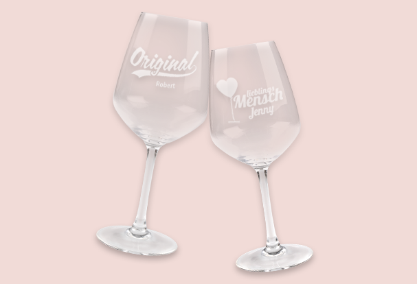 Gravierte Gläser als originelle Geschenkidee für jeden Anlass Individuelle Weingläser mit Namensgravur ‚Robert‘ und ‚Jenny‘ als originelles Geschenk oder individuelle Tischdekoration.