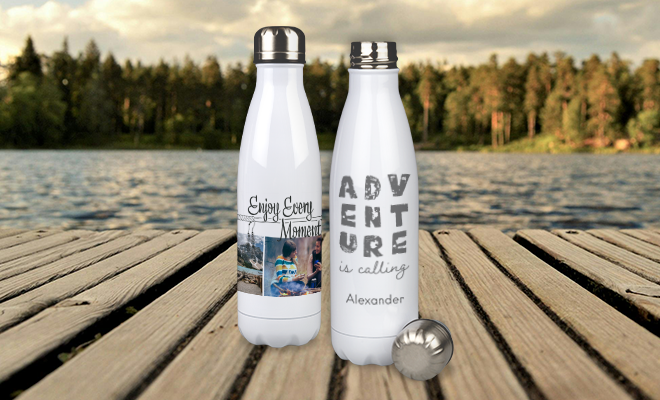 Thermofalschen für unterwegs gestalten – mit Urlaubsfoto oder Lieblingszitat personalisieren. Weiße Thermosflaschen mit Foto und Text oder Gravur stehen auf einem Holzsteg vor einem See