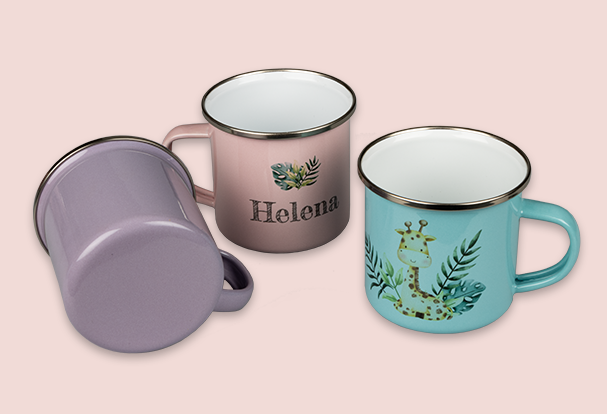 Fototasse aus Emaille erhältlich in Türkis, Rosa, Lila & Weiß Drei individuelle Emaille-Tassen mit Namen, Tiermotiven und floralen Elementen – jetzt auch in Lila, Rosa und Türkis erhältlich.