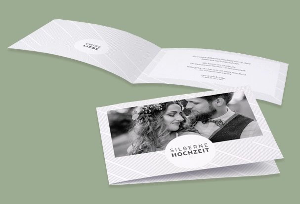Grußkarten zur Silberhochzeit gestalten, große Designauswahl Schwarz-weiße Grußkarte mit Paar-Foto und Text 'Silberne Hochzeit' auf der Vorderseite als personalisiertes Hochzeitsgeschenk.