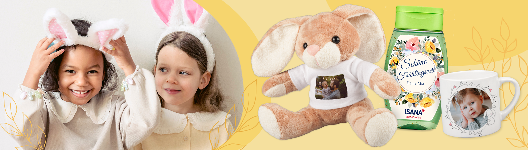 Persönliche Geschenke zu Ostern – liebevolle Überraschungen Fotogeschenke Ostern: Kinder mit Osterhasenohren, daneben ein Plüsch-Hase mit eigenem Foto und ein personalisiertes Duschbad.