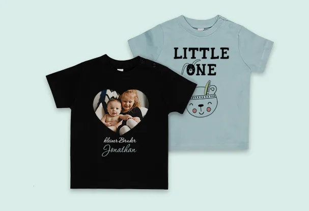 Baby-Shirts in blau und schwarz mit individuellen Designs Schwarzes Baby-Shirt "kleiner Bruder Jonathan" mit Geschwisterfoto in Herzform und blaues Shirt "Little One" mit Bärenmotiv.