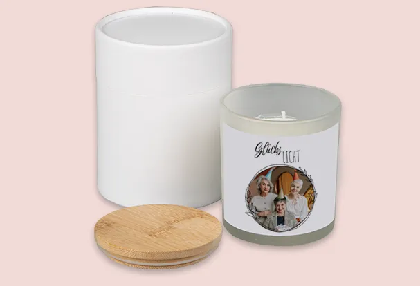Personalisierte Duftkerze mit Foto und Holzdeckel Eine personalisierte Duftkerze mit Holzdeckel, verziert mit einem Familienfoto und dem Text „Glückslicht“.