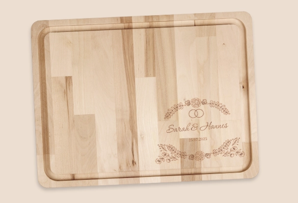 Schneidebrett mit Gravur als originelle Hochzeitsgeschenke Das gravierte Holzschneidebrett mit Namen im rechten unteren Bereich ist ein dauerhaftes Fotogeschenk zur Hochzeit.