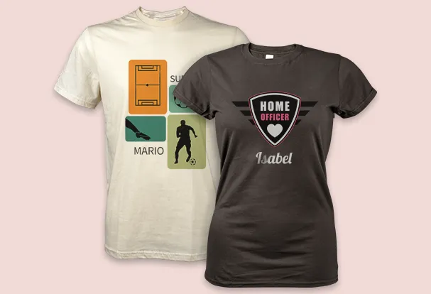 T-Shirt individuell bedrucken, Unisex- und Damenschnitt Zwei T-Shirts mit individuellen Designs: eines mit Fußball-Motiven und Name 'Mario', das andere mit 'Home Officer' und Name 'Isabel'.