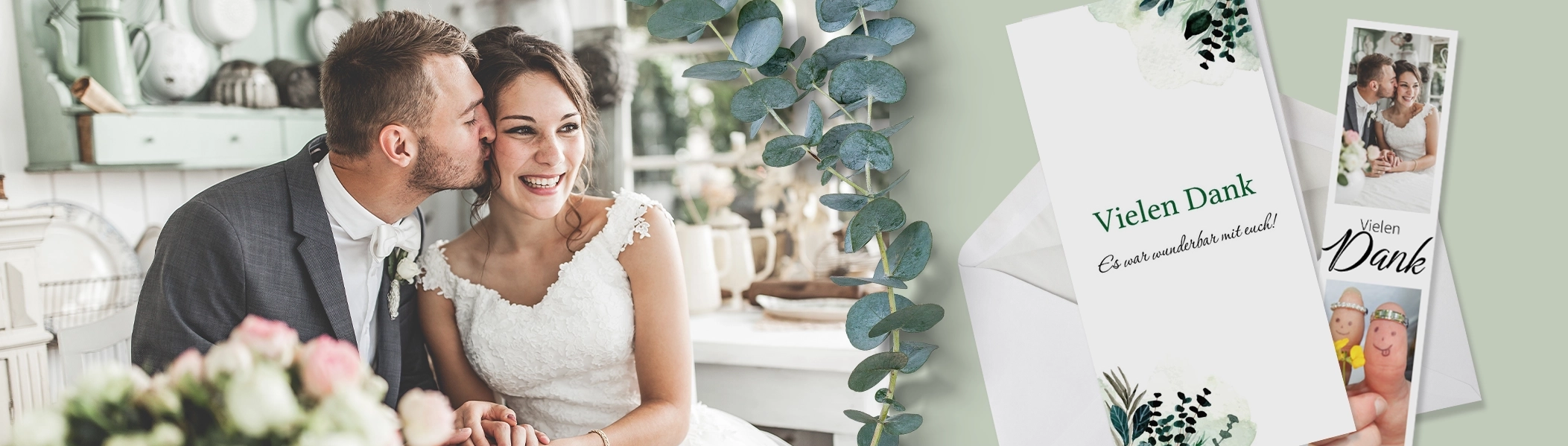 Grußkarten und Fotostreifen als persönlichen Dank gestalten Lachendes Brautpaar mit Dankeskarte und Fotostreifen als personalisierte Hochzeitsgeschenke mit viel Herz und bleibendem Dank.