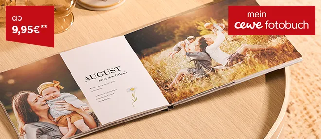 Fotobuch für persönliche Erinnerungen Geöffnete Buchseiten mit Fotos und einer gemütlichen Szene auf einem Tisch mit Kaffee dargestellt.