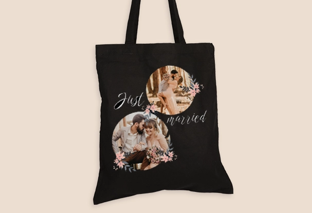 Individueller Stoffbeutel als Gastgeschenk, schwarz und weiß Schwarzer Stoffbeutel mit Text ‚Just married‘ und floralem Design als kreatives Fotogeschenk zur Hochzeit für eure Gäste.