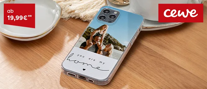 Handyhülle mit Foto und Schriftzug Handyhülle mit Foto einer Mutter mit Baby und einem dekorativen Text, platziert auf einem Holzuntergrund.