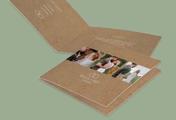 Grußkarten als Einladung zur Hochzeit gestalten, kreative Designvorlagen Geöffnete, braune Klappkarte als Geschenkideen zur Hochzeit mit drei Paar-Fotos außen und Text innen auf grünem Hintergrund