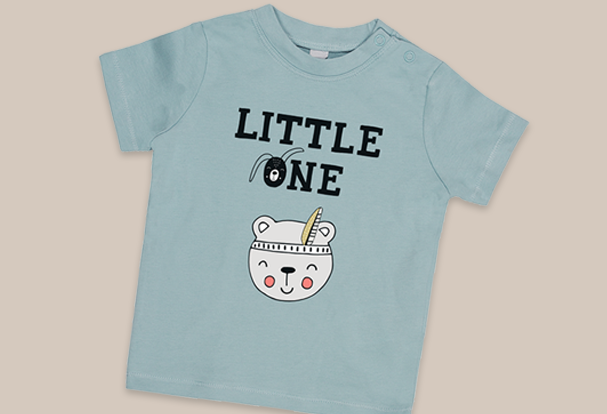 Das Shirt mit ‚Little One‘-Aufschrift und Bären-Motiv ist ein bequemes und stylisches Babygeschenk zur Geburt.