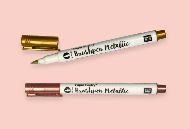 Zu Ostern Fotogeschenke mit Metallic-Brushpen beschriften Ostergeschenke personalisiert: Vier Metallic-Brushpens in den Farben Silber, Roségold, Weinrot, Gold zur kreativen Gestaltung.