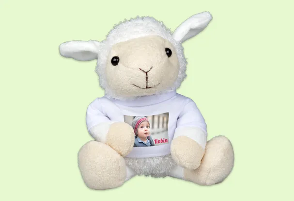 Fotogeschenke Geburtstag, Pluesch-Schaf, Kuscheltier Ein Fotobuch zum Geburtstag verschenken, ist nur eine Moeglichkeit, personalisierte Freude zu verbreiten. Zum Beispiel gibt es das Pluesch-Schaf mit bedruckbarem Shirt.
