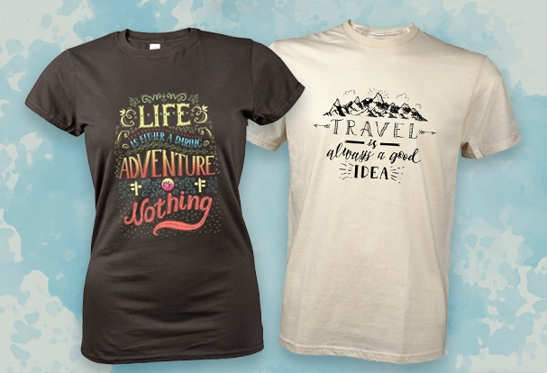 Urlaubsfotos aufs T-Shirt drucken – kreative Urlaubsgeschenke Ideen Eins schwarzes und ein weißes T-Shirt mit personalisiertem Fotodruck in sommerlichem Design