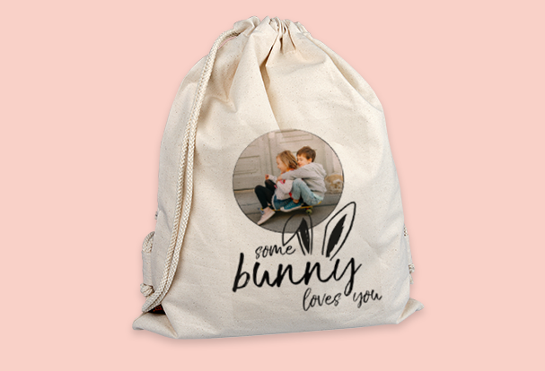 Individuell bedruckbarer Turnbeutel in Natur oder Schwarz Mit Foto und Text personalisierte Turnbeutel in Natur und Schwarz als kreative Fotogeschenke-Idee zu Ostern für Klein und Groß.