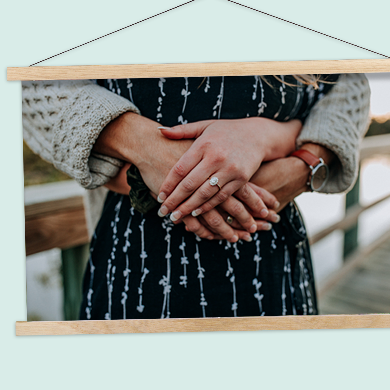 Schönes Deko-Set, individuelle Fotoaufhängung aus Holz Als DIY-Kit bieten wir individuell gestaltbare Fotoaufhängungen. Eure Bilder zwischen zwei Posterleisten oder an einem Fotoseil können immer wieder ausgetauscht werden.
