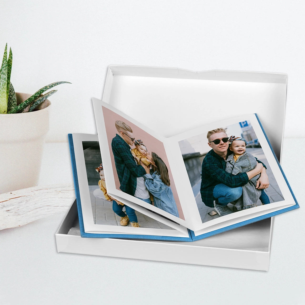 Leporello inklusive weißer Geschenkverpackung Euer Foto Leporello ist ein einzigartiges Geschenk. Dank des hochwertigen Seidenpapiers und der weißen Geschenkverpackung, ist die Geschenkübergabe besonders edel.