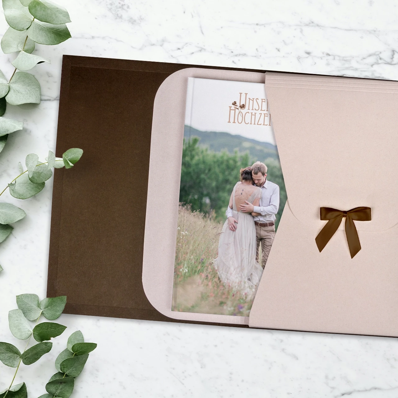 Fotobuch Hardcover, elegante Geschenkverpackung dazu bestellen Fotoalbum selbst gestalten und stilsicher verschenken. Bestellt zu eurem persönlichen Fotobuch eine edle Geschenkverpackung und überrascht eure Freunde und Familie.