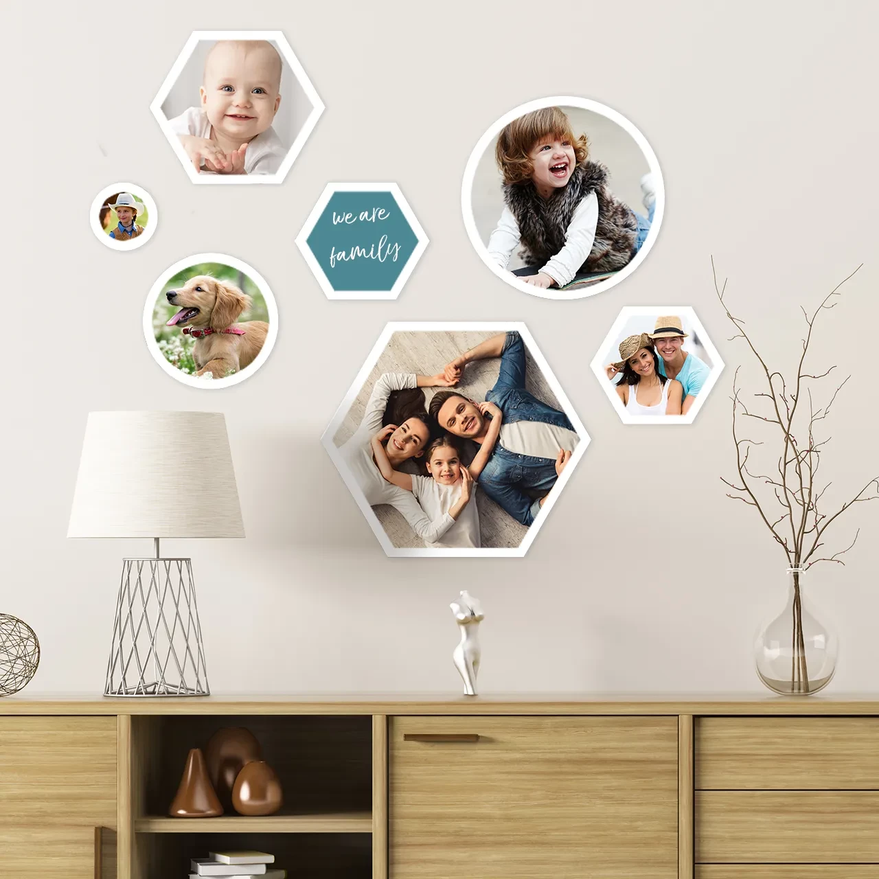 Für eine kreative Fotowand: Fotokacheln Hexagon und Kreis Kombiniert eure Fotokacheln Hexagon mit anderen Formen. In der ROSSMANN Fotowelt findet ihr die Fotokacheln auch als Kreis, Dreieck oder Stern. Für tolle Fotoideen.