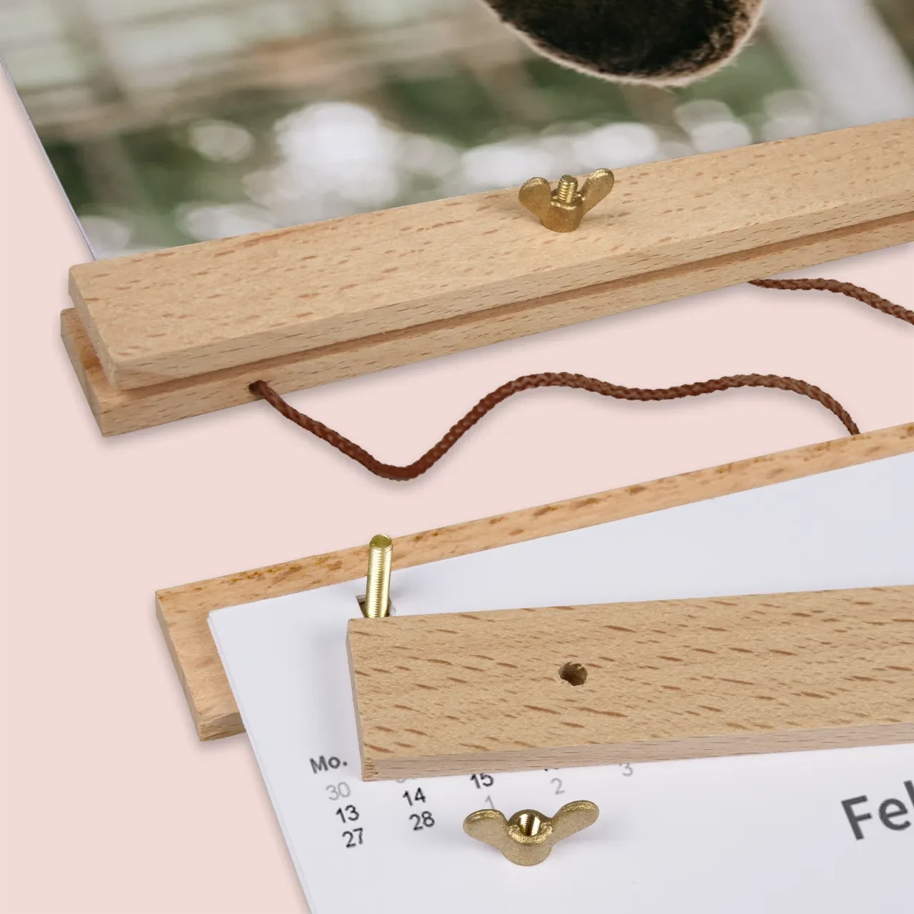 Kalender drucken lassen mit Holzleiste, wiederverwendbar Kalender drucken mit Holzleiste in der ROSSMANN Fotowelt. Die Holzleiste sorgt für einen natürlichen Look und die Kalenderblätter können jedes Jahr ausgetauscht werden.