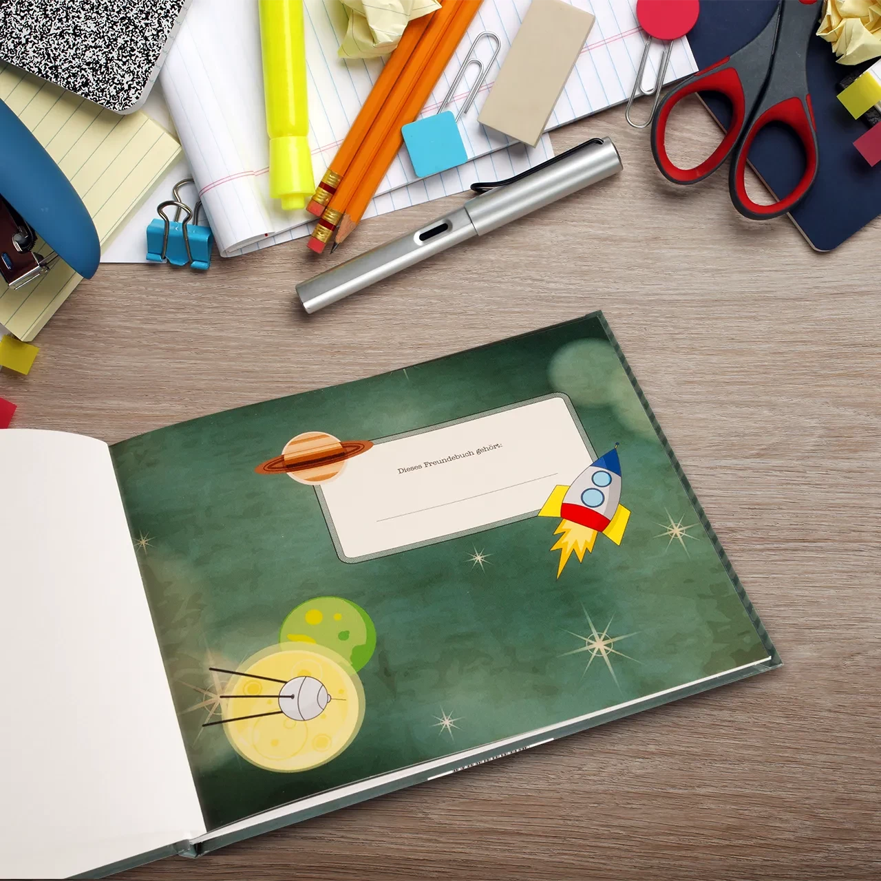 Buntes Freundebuch für Grundschule und Kindergarten Freundebuch Grundschule für Mädchen und Jungs, mit bunten Illustrationen und viel Platz für Einträge. Hochwertige Materialien sorgen für eine lange Lebensdauer.