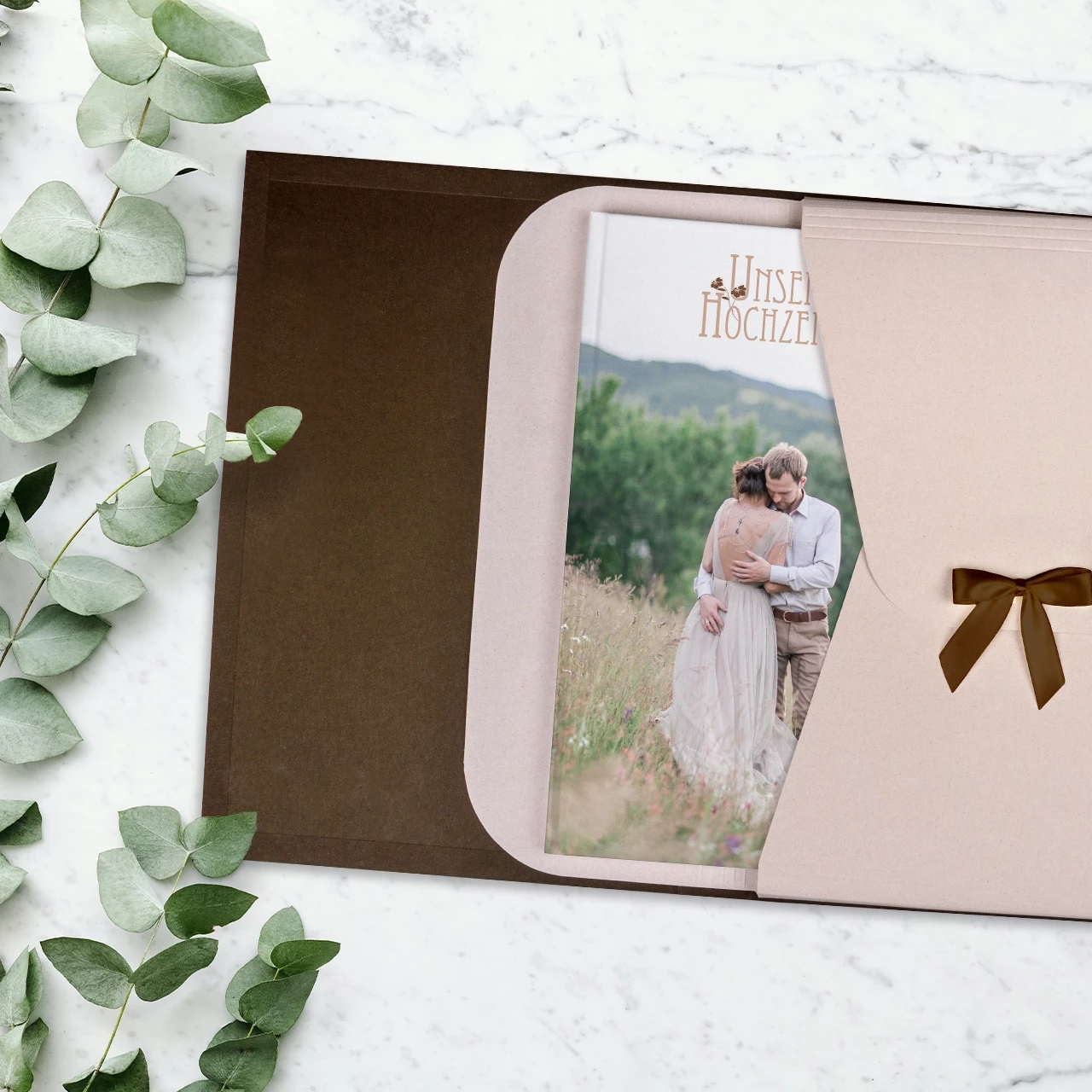 Euer Fotobuch als Geschenk in einer edlen Geschenkbox Wenn ihr euer Fotobuch verschenken möchtet, könnt ihr eine passende Geschenkbox dazu bestellen. Die Geschenkboxen der ROSSMANN Fotowelt gibt es in mehreren Farben.