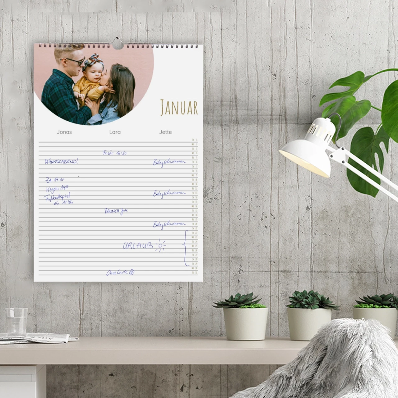 Kreiert euren Familien Fotokalender, der Funktionalität und persönliche Note vereint, sodass ihr eure schönsten Erlebnisse immer vor Augen habt und dabei keinen wichtigen Termin verpasst.