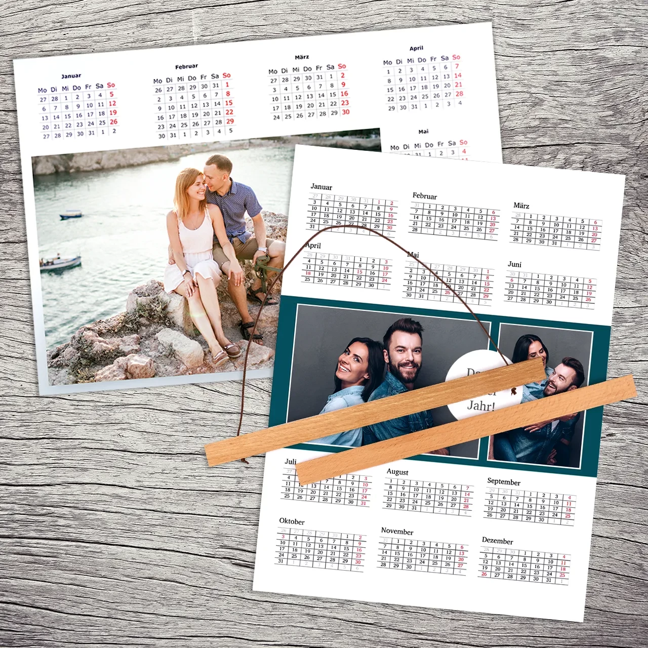 Wandkalender als Poster, Hochformat mit Posterleiste Mit dem Foto-Posterkalender aus der ROSSMANN Fotowelt habt ihr das ganze Jahr im Überblick. Bei der Hochformat-Variante wird eine Holzleiste dazu geliefert.