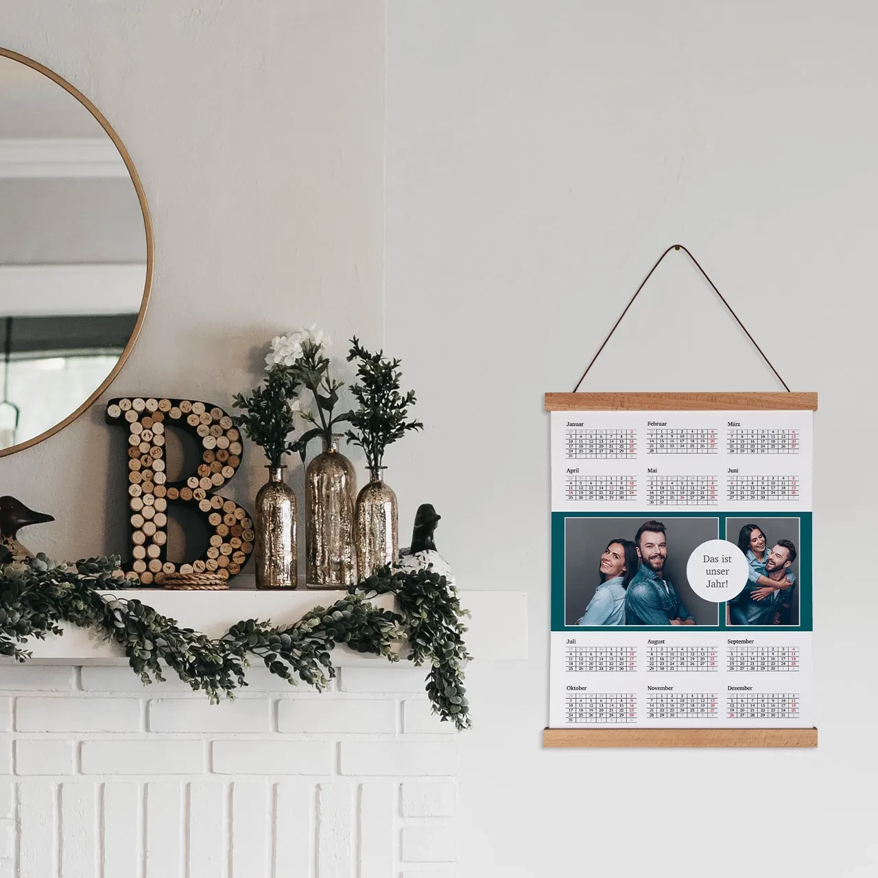 Kalenderposter selbst gestalten, Posterleiste zum Hochformat Wenn ihr einen Posterkalender selbst gestalten wollt, seid ihr in der ROSSMANN Fotowelt genau richtig. Bei der Hochformat-Variante ist eine Holzleiste inklusive.