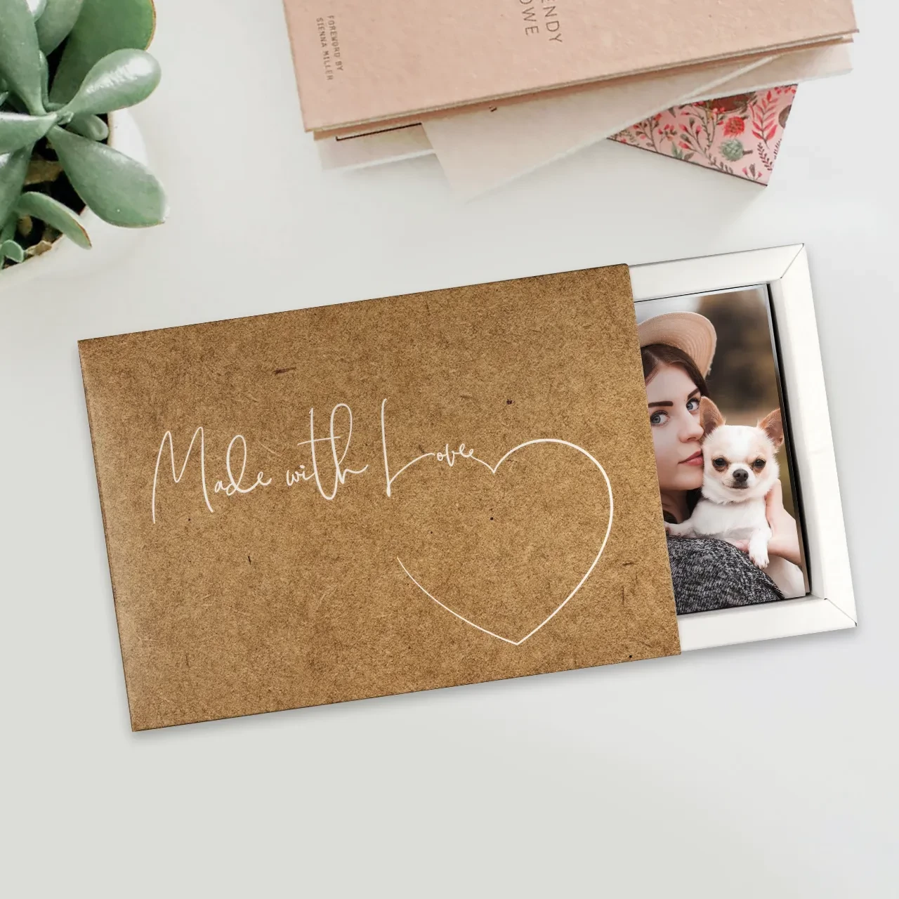 Foto-Geschenkbox für bis zu 100 Fotos im Format 10 x15 cm Die kreativ gestaltbare Bilderbox mit herausziehbarem Schiebeelement bewahrt eure Erinnerungen und bietet Platz für bis zu 100 Fotos im Format 10 x 15 cm.