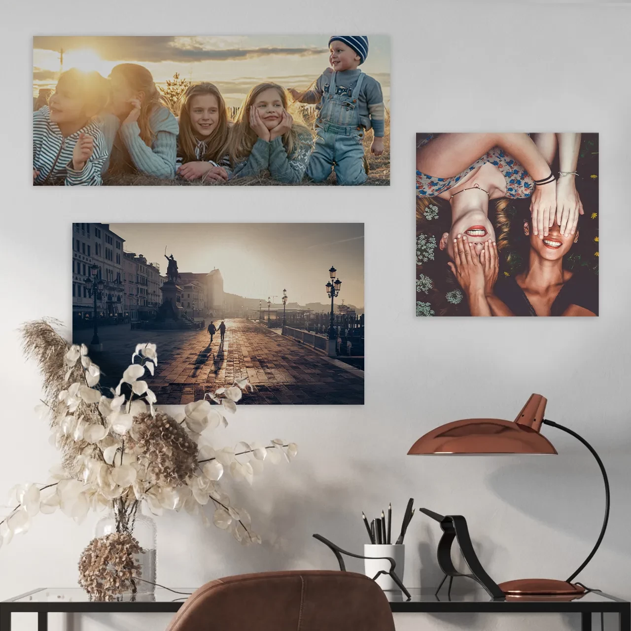 Personalisierte Poster, verschiedene Formate und Größen Jetzt selbstklebende Poster online bestellen. Dank der selbstklebenden Rückseite könnt ihr die Poster nach Belieben abnehmen ohne lästige Rückstände einer Halterung.